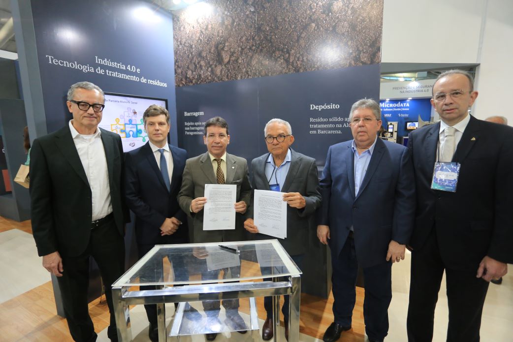 Executives of Hydro and the Federation of Industries of Pará during the signing of the agreement