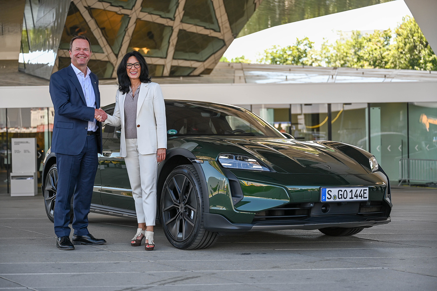 Eivind Kallevik, President and CEO of Hydro and Barbara Frenkel, Executive Board Member for Procurement at Porsche AG.