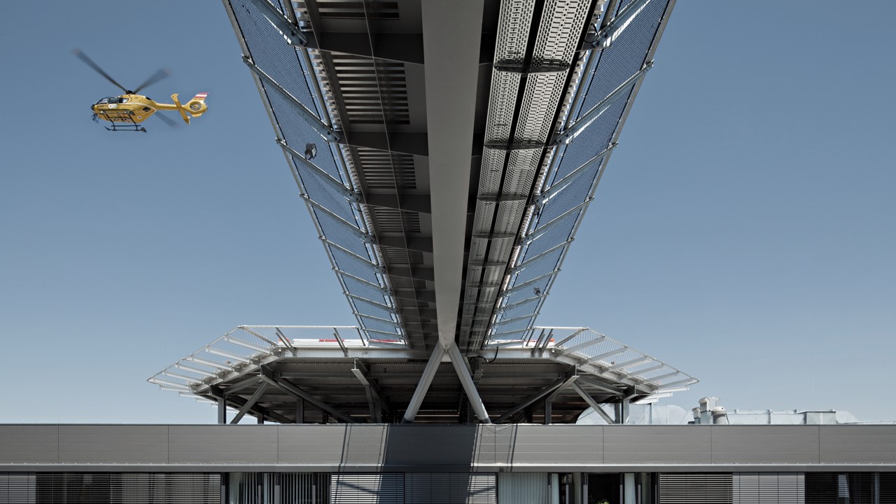 Een helicopter die over een gebouw vliegt